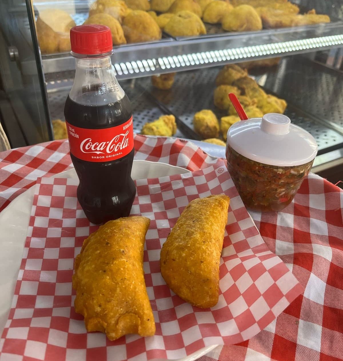 Combo 2 empanadas de pollo papa + Coca-cola 250ml