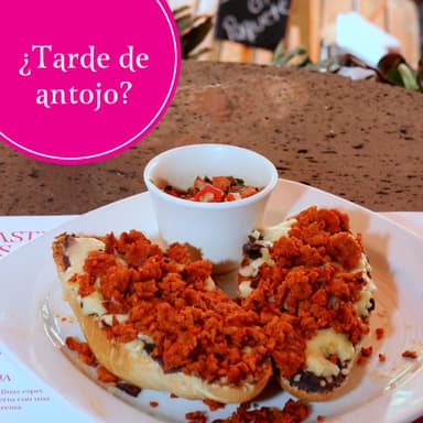 Molletes con Chorizo Tocino o Jamón