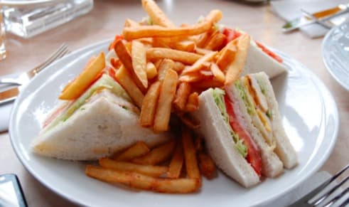 Club Sándwich con Papas Fritas