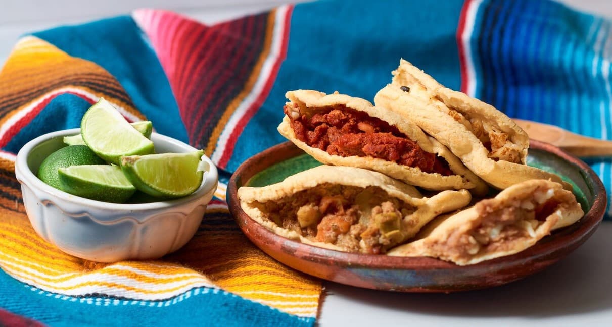 Gordita de Rajas con Elote