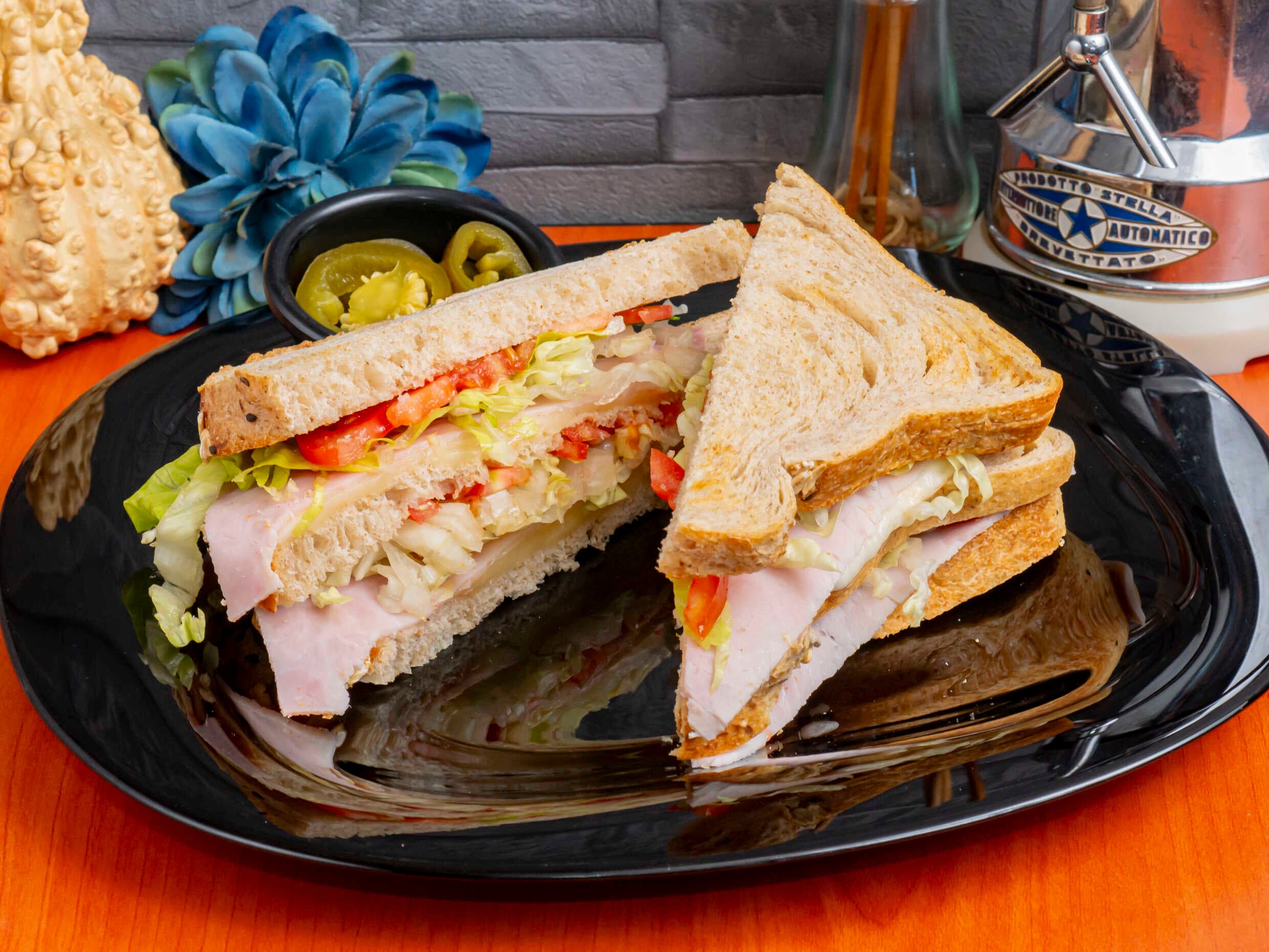 Sandwich tostado de jamón y queso.