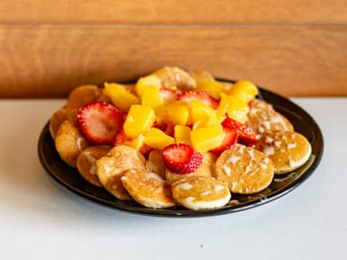 25 mini hot cakes con fresa y durazno