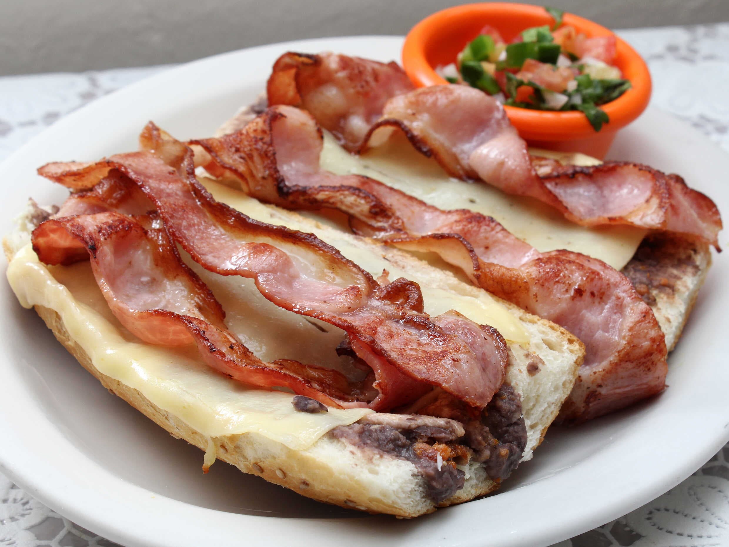 Molletes con Tocino