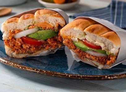 Torta de chorizo con huevo y frijoles