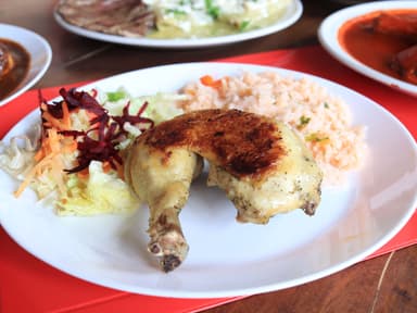 Pollo frito en orégano y sopa del día