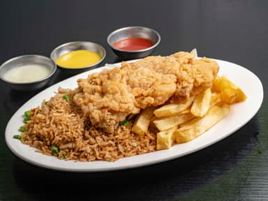 Pecho Broaster con Chaufa, Papas y Ensalada