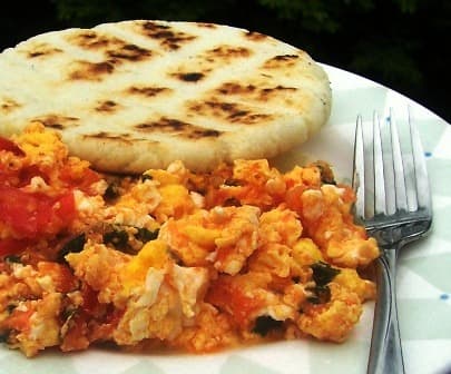 Desayuno Huevos Revueltos con Arepa