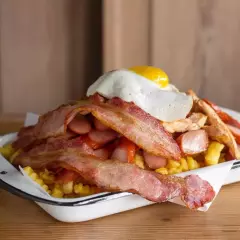 Salchipapa Brutal y Bebida