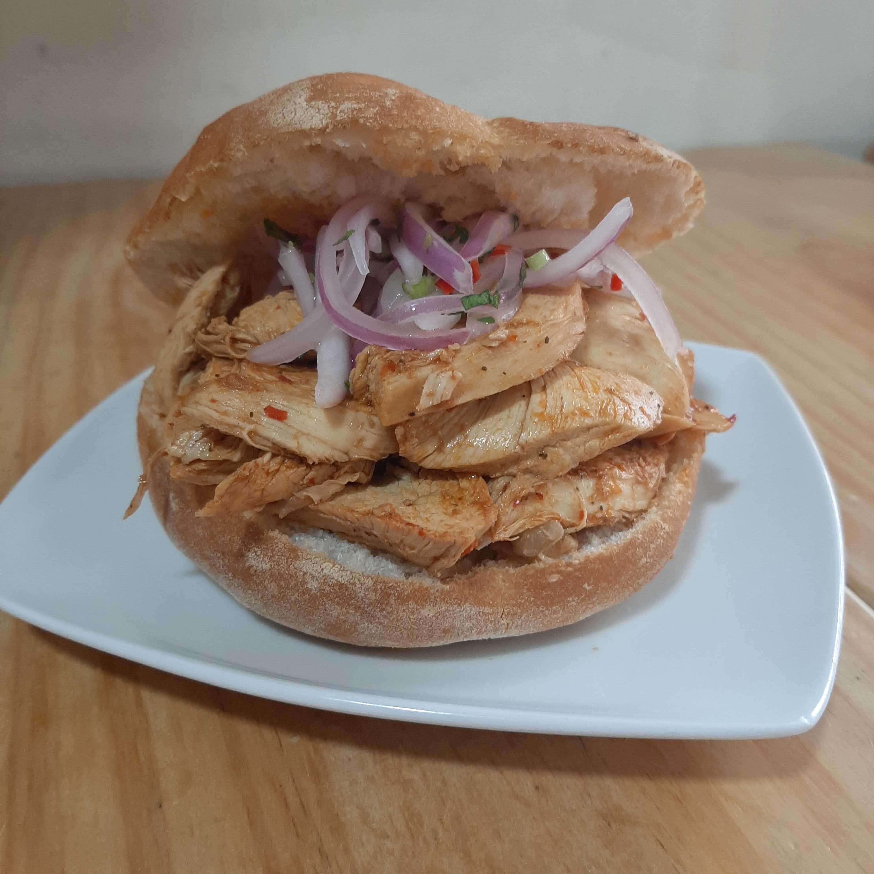Sanguche Mega Pollo Criollo