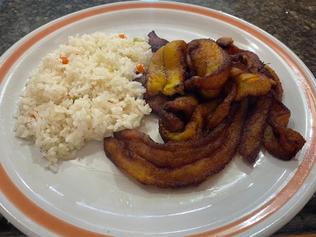 Plátanos Fritos Con Arroz