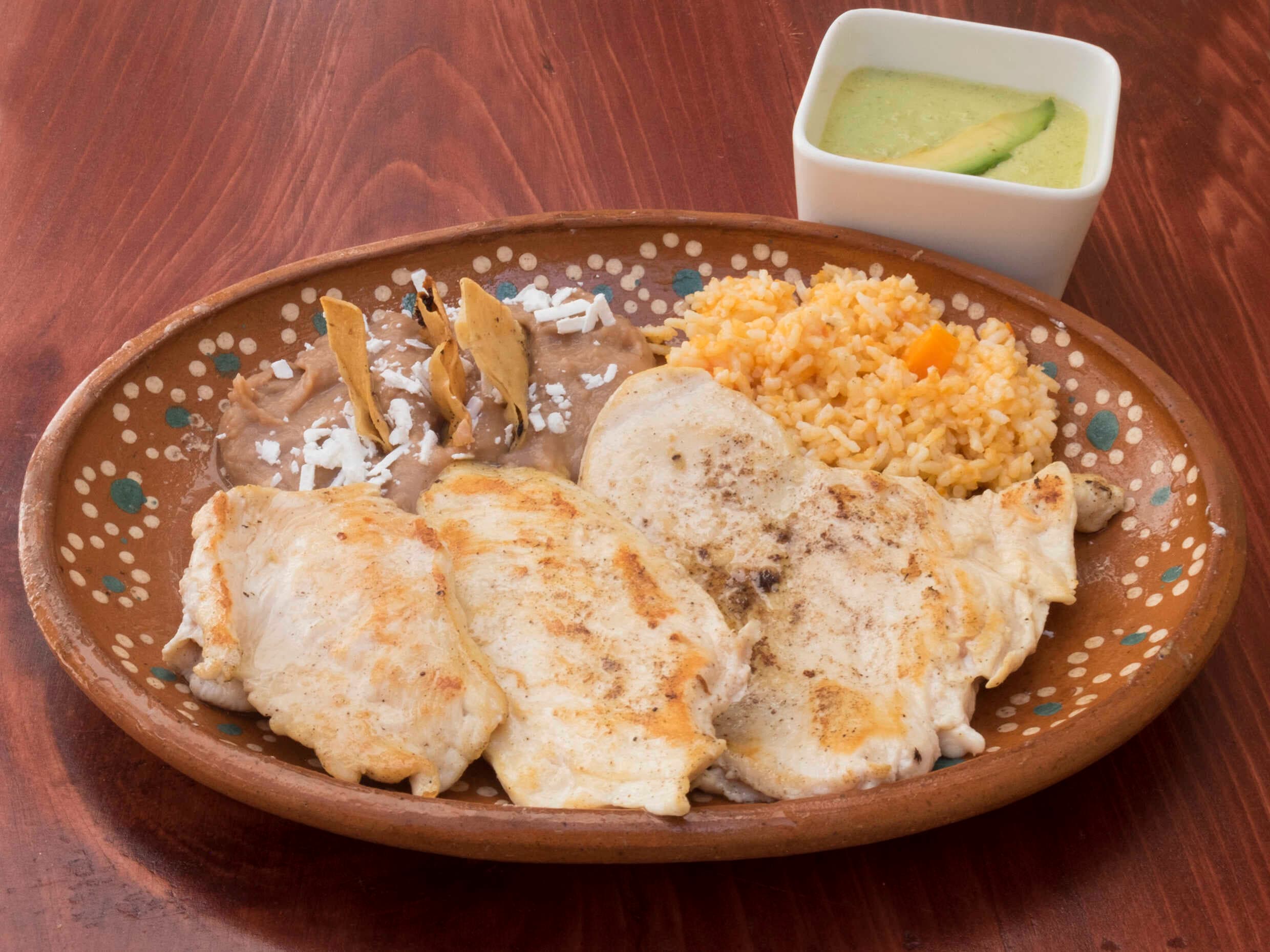 Chilaquiles verdes con pollo a la plancha