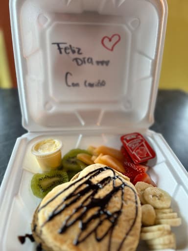 Combo San Valentín Hotcakes + Jugo de naranja