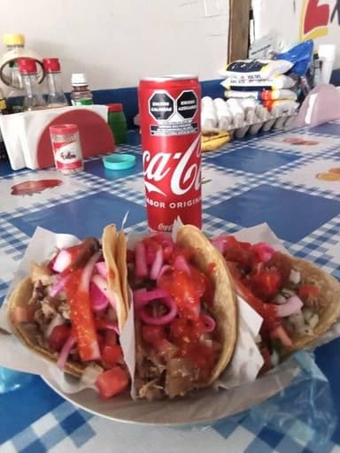 3 Tacos de Surtida & Soda