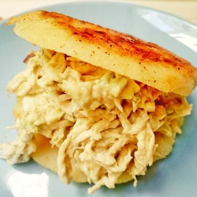 Arepa Rellena Pollo o Carne