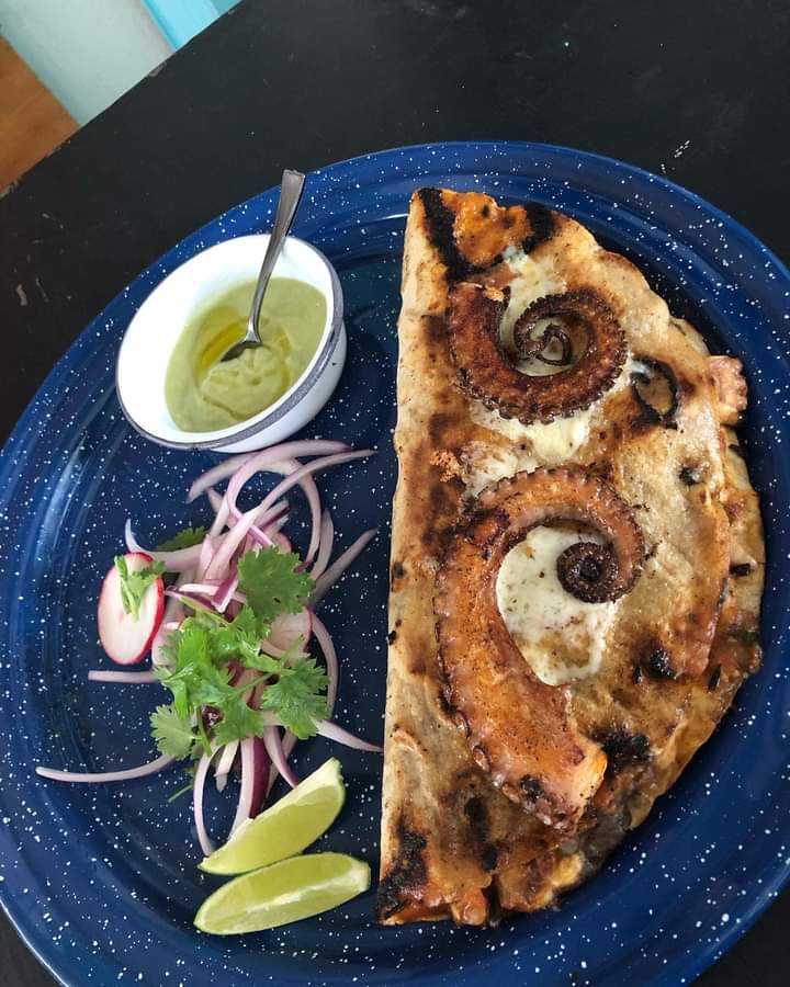 Tlayuda con Camarón y Pulpo