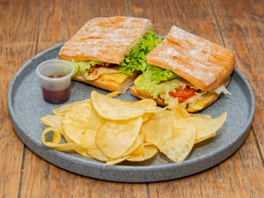 Panini Especial de Doble Pechuga de Pollo y Papas
