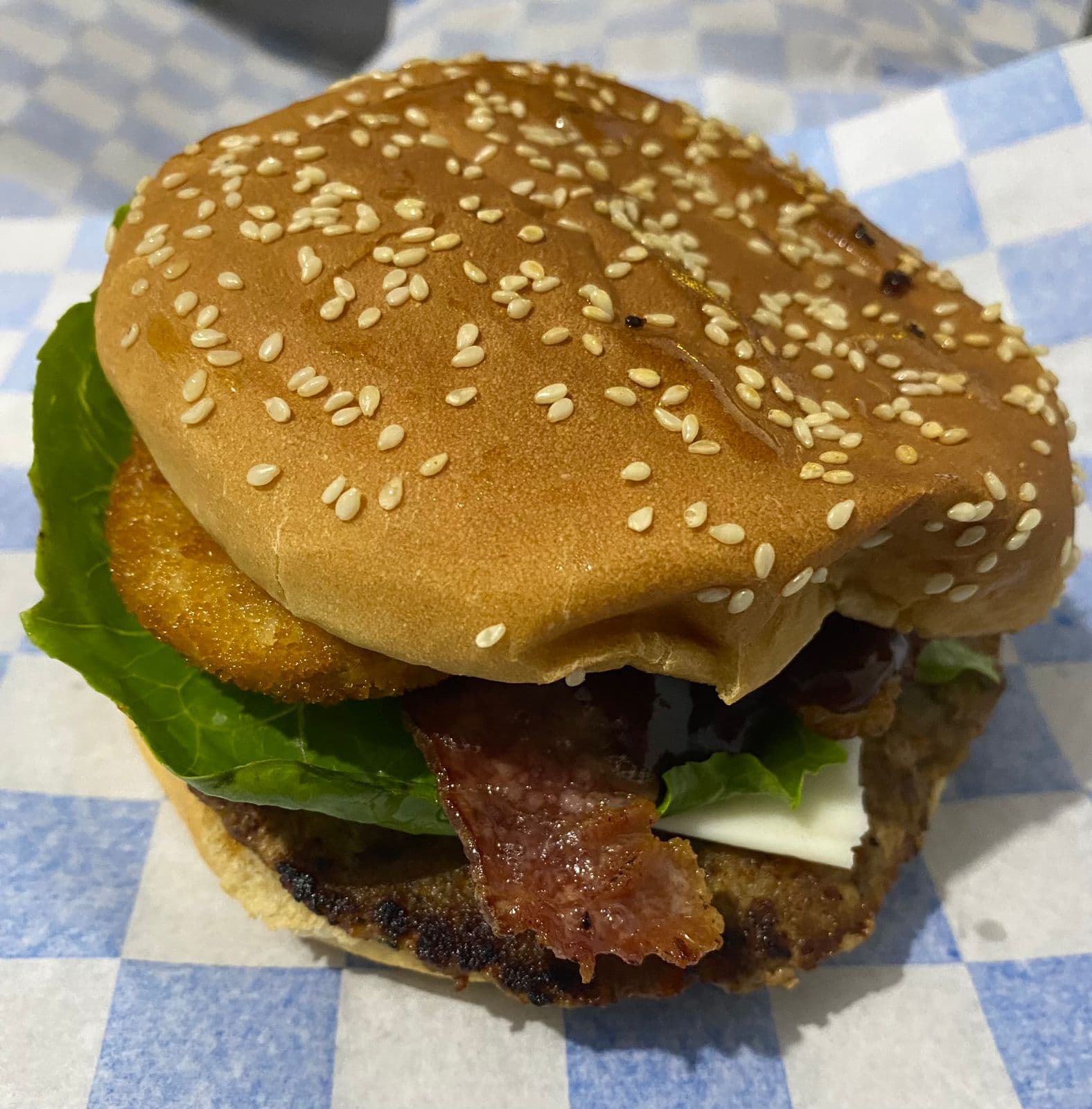 hamburguesa texana con papas a la francesa