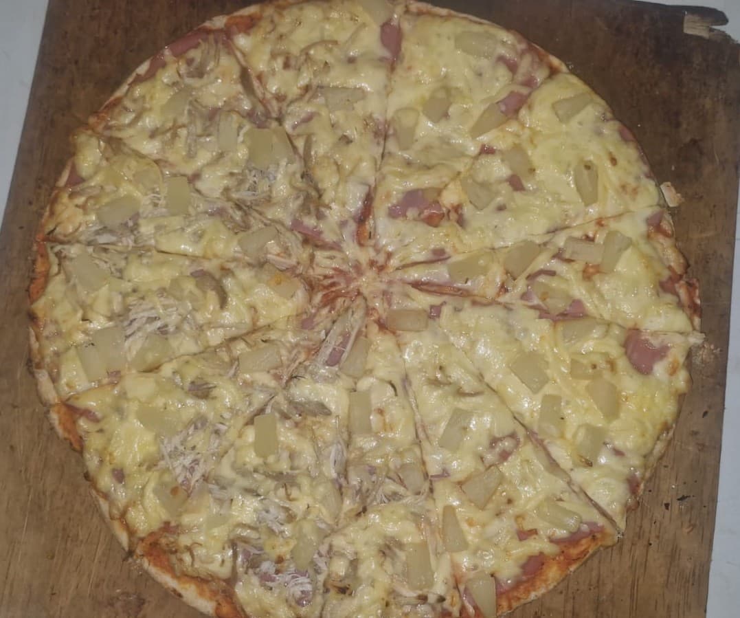 Pizza Hawaiana con Pierna + Pan con Ajo