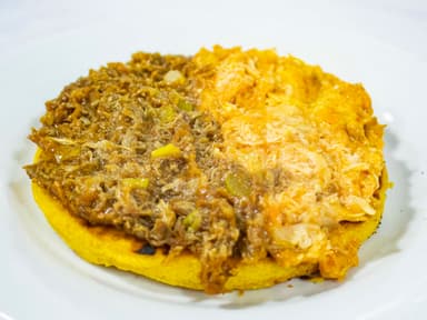 Arepa de Chocolo con Pollo y Carne Mixta