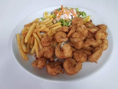 Camarón Empanizado con Ensalada y Papas