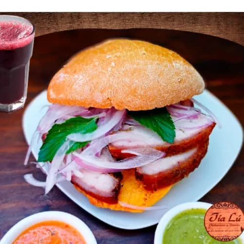 Pan con Chicharrón más Chicha Morada