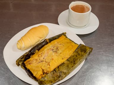 Combo-Hallaca Mixta + Pan Artesal +Bebida Caliente