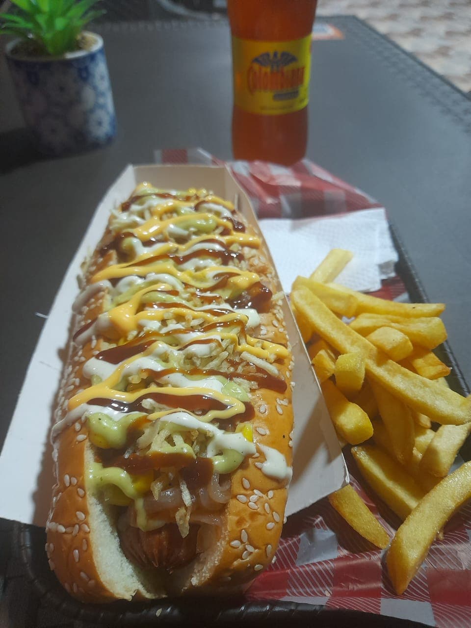 Perro Feroz con Papas y Gaseosa Personal