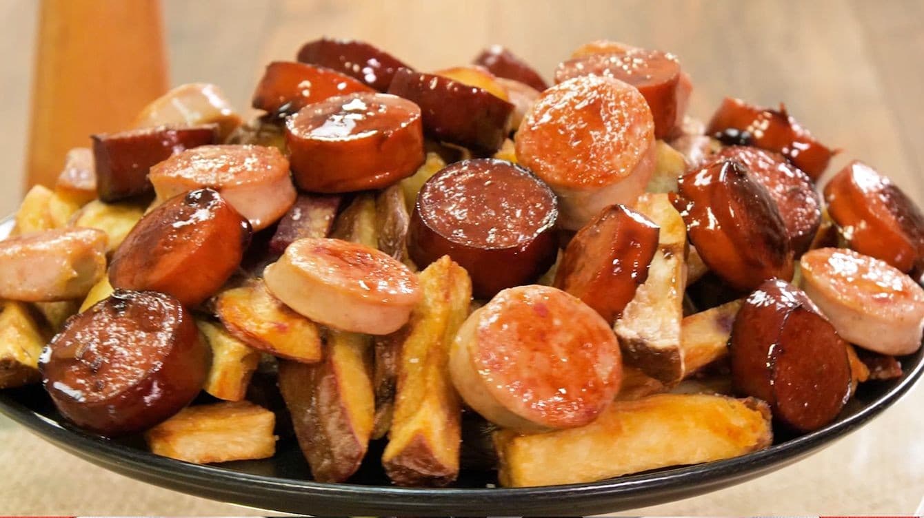 Salchipapa de Chorizo y Butifarra