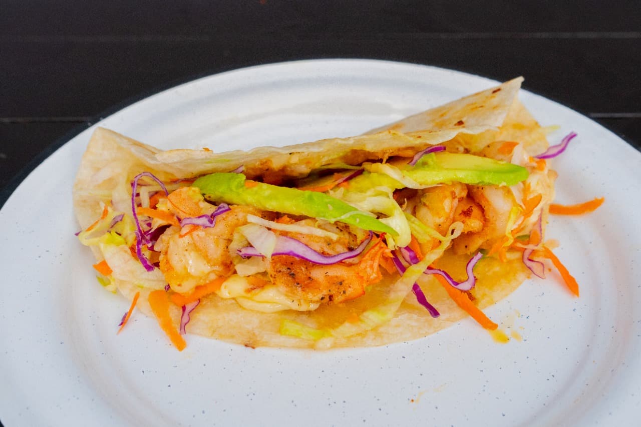 2 Tacos de Pescado Capeado + Agua del Dia