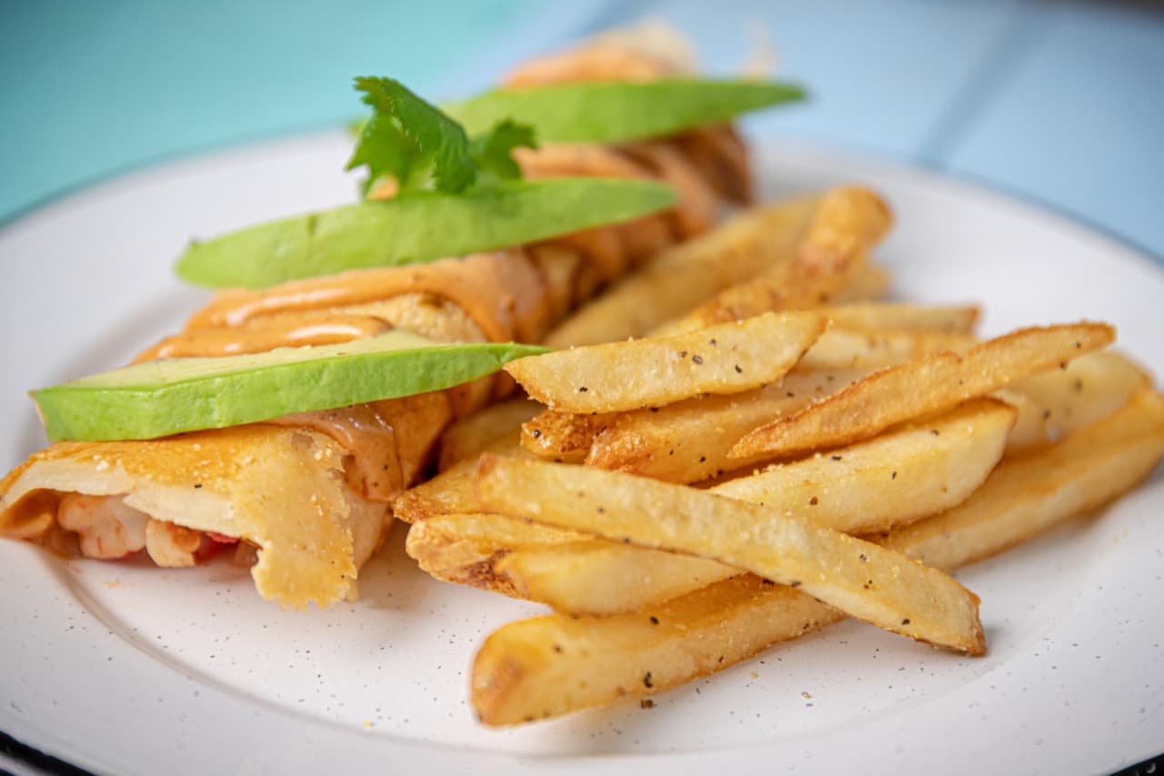 COSTRA DE QUESO CON CAMARÓN Y PAPAS FRANCESAS