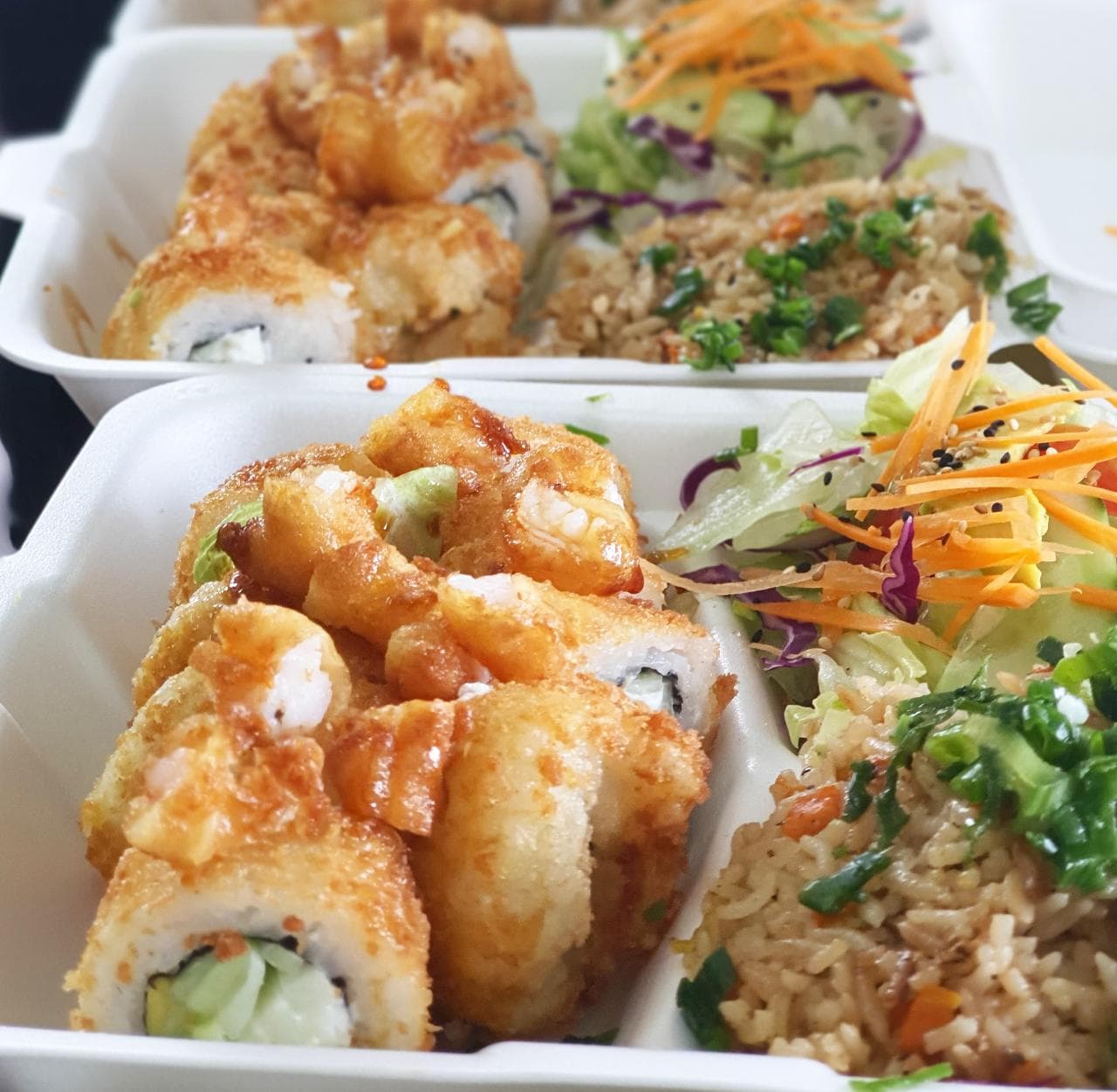 Sushi y Aguas de Fruta
