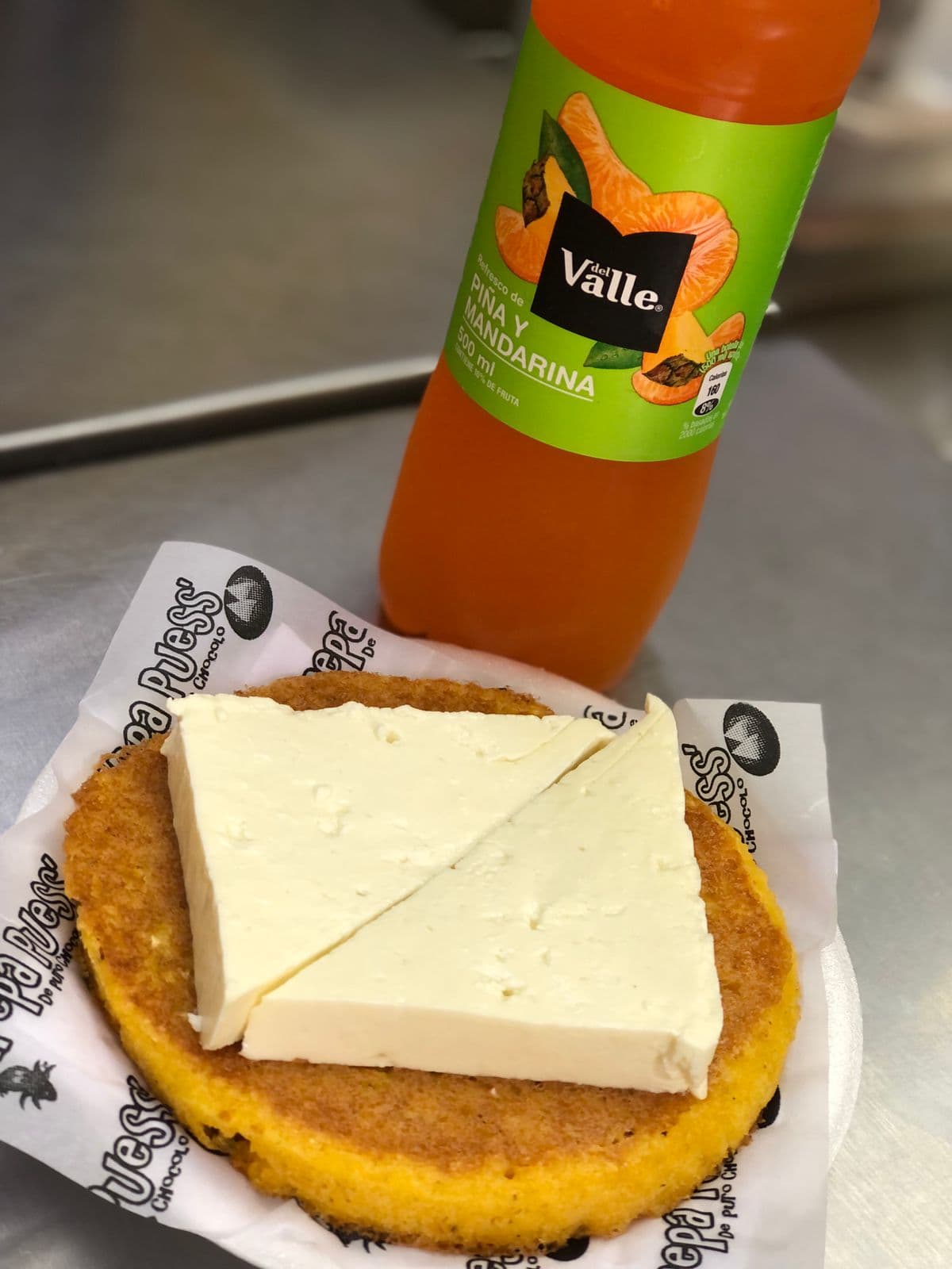 Combo Snack 1:Arepa Chócolo más jugo del valle 🌟