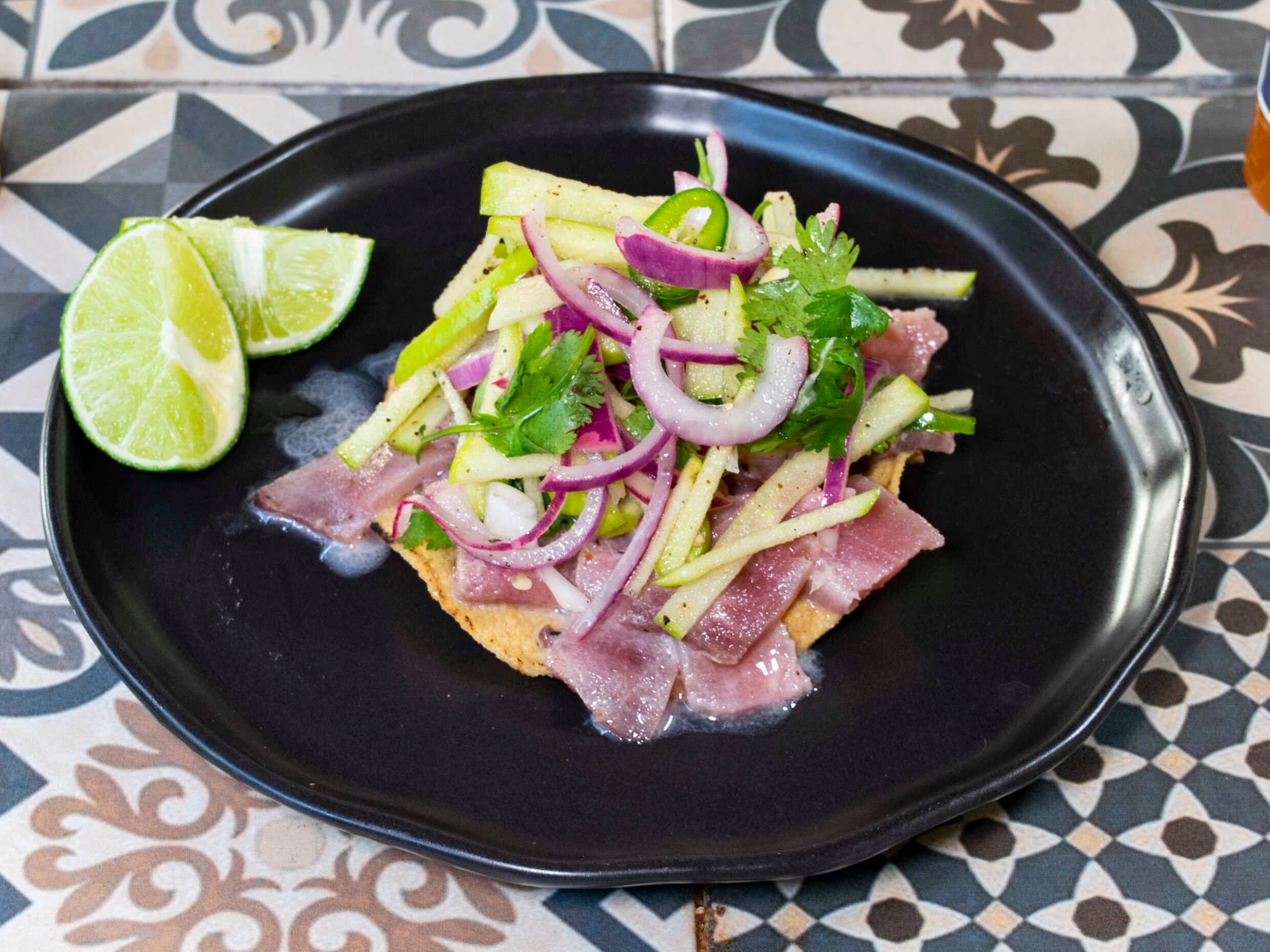 Tostada de atún fresco