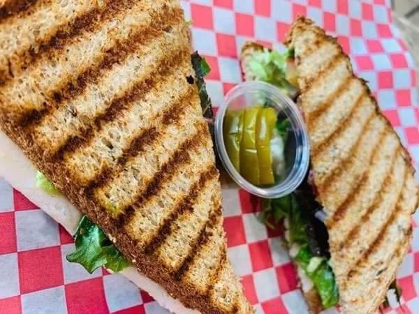 COMBO SANDWICH, ENSALDA Y AGUA DEL DIA