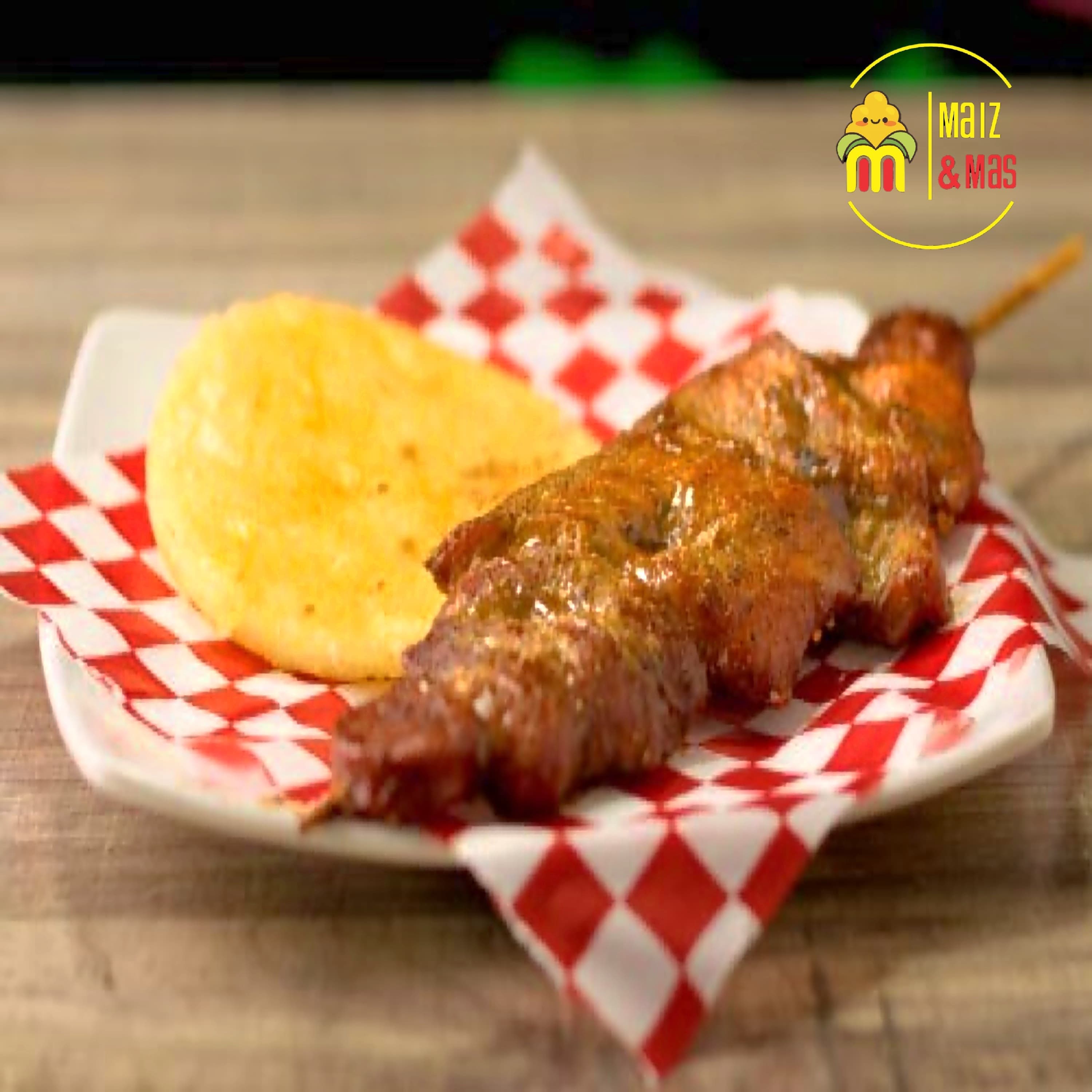Pincho de Pollo o Carne con Arepa Pequeña