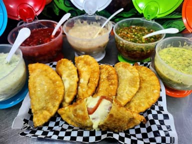 Empanada de Ojaldre Jamón Queso.