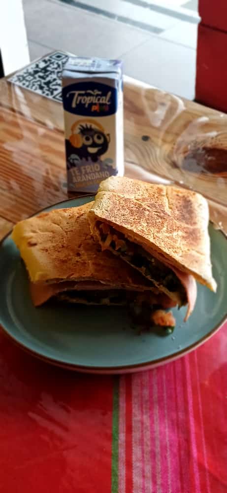 Sandwich de Jamón 20 cm + Té frío 200 ml