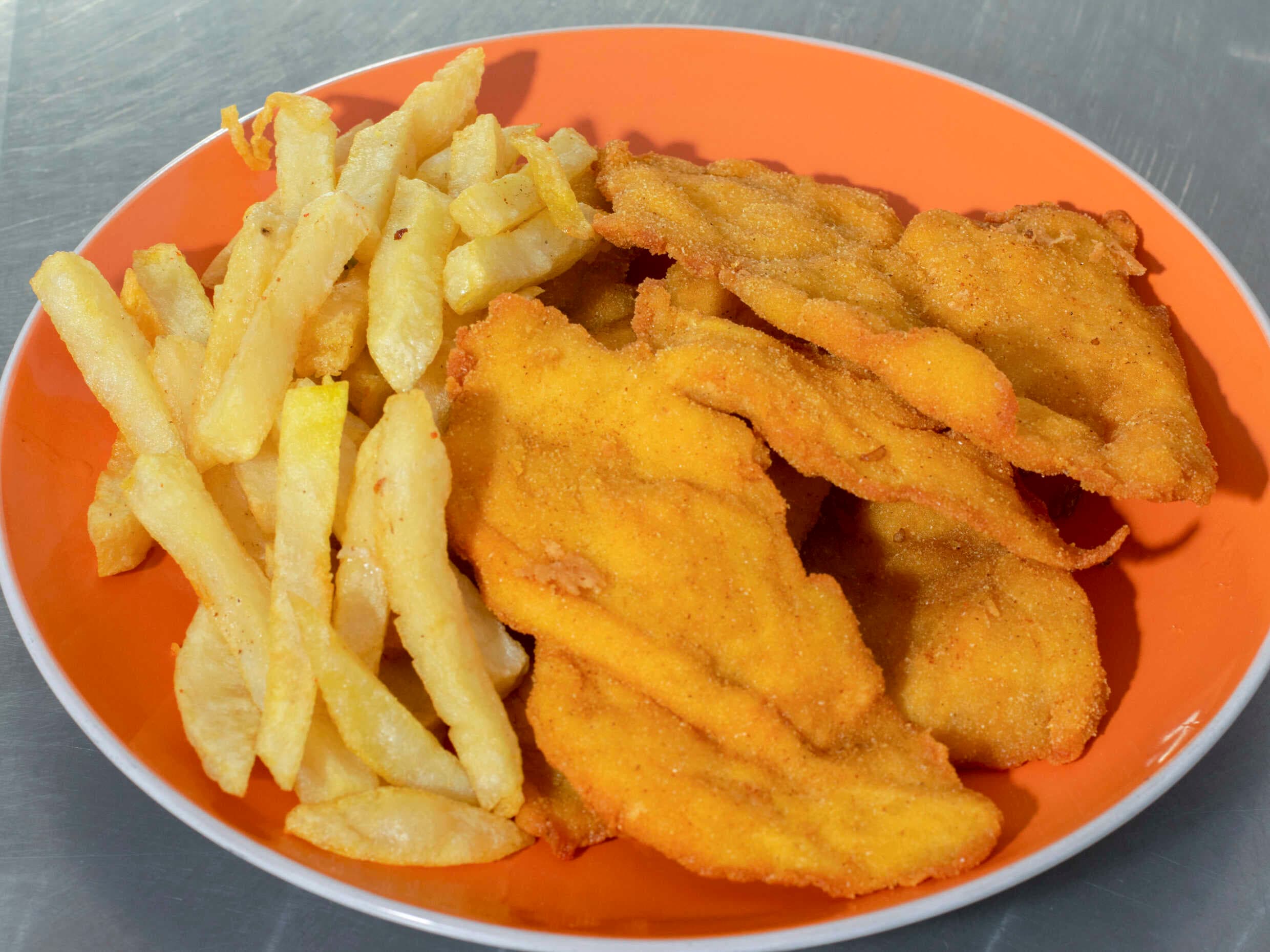 Media Chuleta De Pollo  Con Papas Francesas