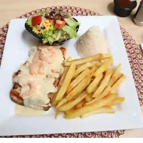 Salmon en Salsa de Camarones