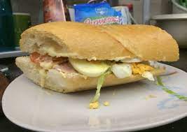 Sandwich de jamón con huevo picado