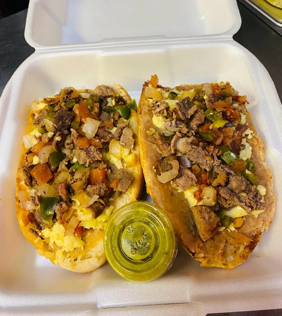 MOLLETES MONTADOS CON BISTEC A  LA MEXICANA