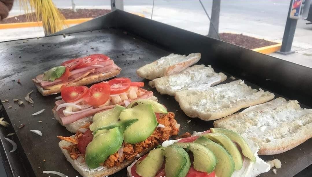 Lonche de  Frijol con tres Quesos