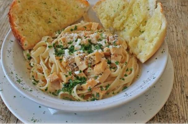 Pasta Alfredo con champiñones