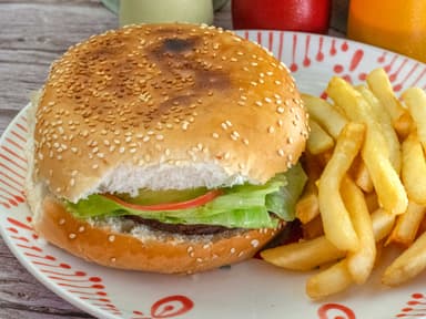 Hamburguesa de Carne o Pollo con Papas