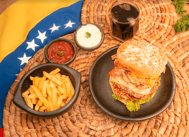 Hamburguesa Triple "Panísima" en Combo