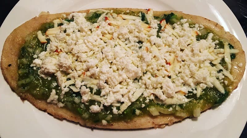 Huarache con Queso Gratinado