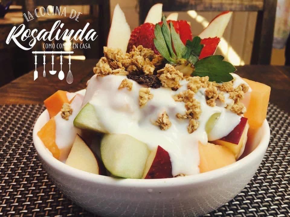 Bowl de Fruta con Granola, Miel y Yogurt