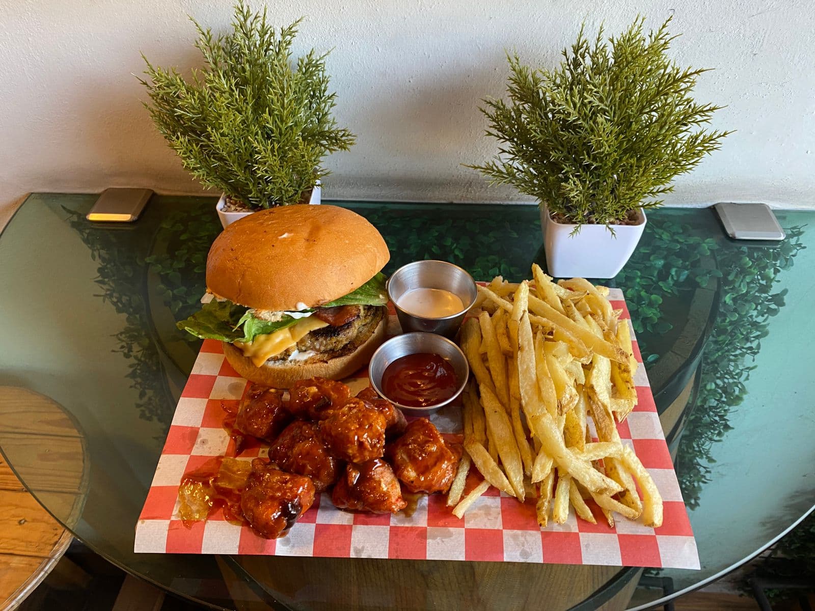 Hamburguesa mas Boneless y Papas