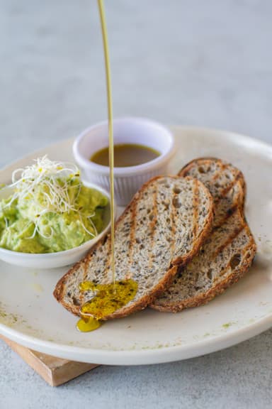 Tostadas con Palta y Aceite de Oliva