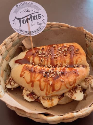 Torta de Cajeta con Plátano y Nuez